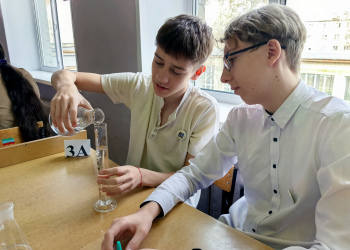 Фото 5 к новости Школьники исследовали кислотность газированных напитков